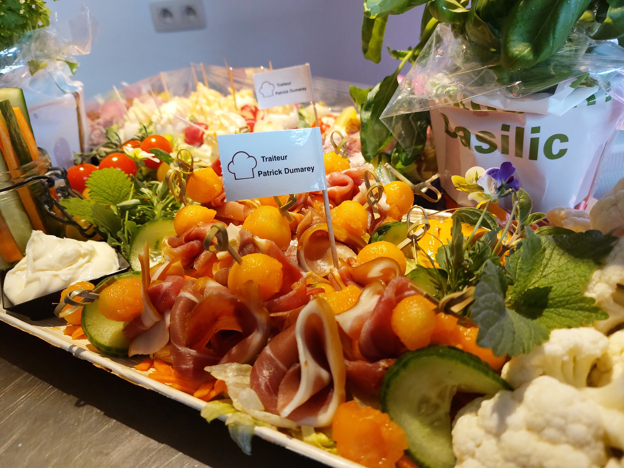 Ambachtelijke slager-traiteur met verse producten