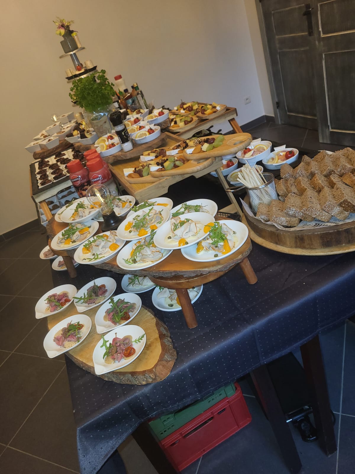 Ambachtelijke slager-traiteur met verse producten